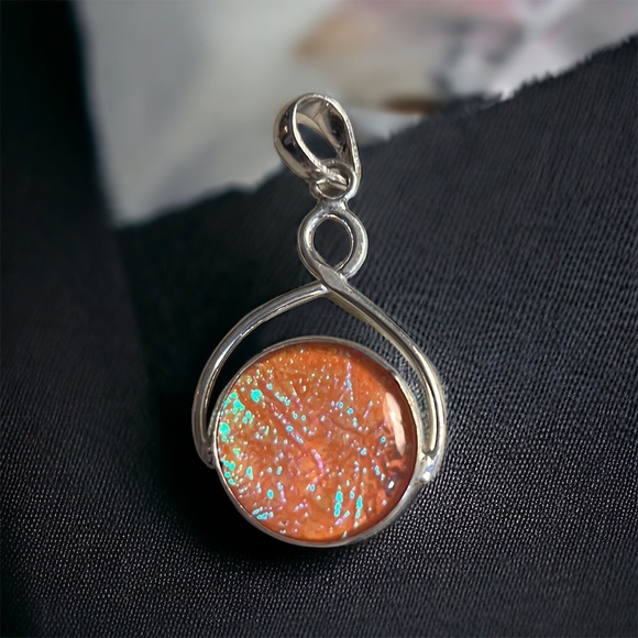 NATURAL AUSTRALIAN TRIPLET OPAL with 925 Silver chain - Picture 1 of 3